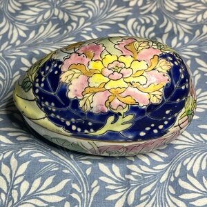 Vintage Tobacco Leaf Egg-shaped Trinket Box